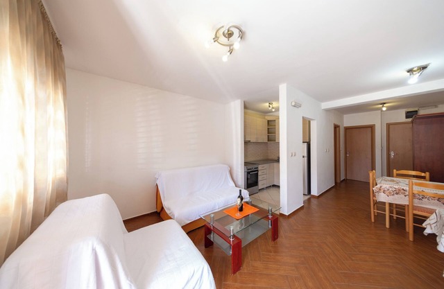 Cozy 1-Bedroom Apartment, Walking Distance to the Beach No. 4