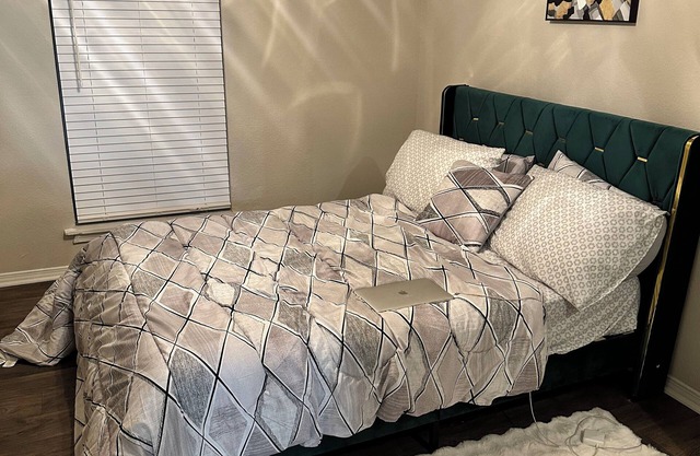 Cozy 1-bedroom apartment in lovely Dallas with AC, WiFi and family friendly.
