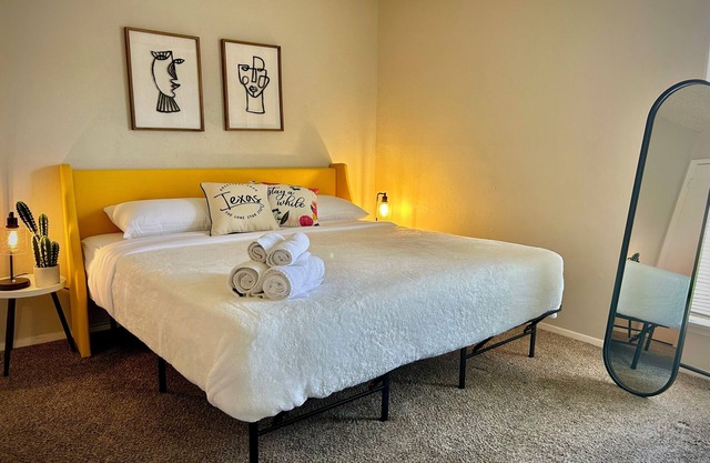 Cozy 1 bedroom apt, GREAT location, WiFi, KING bed, full kitchen, pull out couch