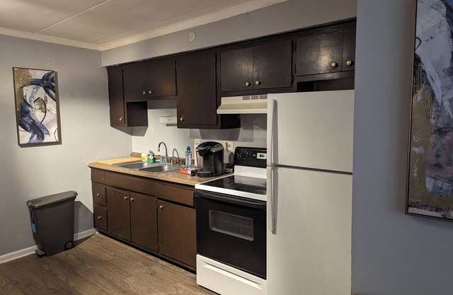 Cozy 1 Bedroom Apt in the Middle of Everything