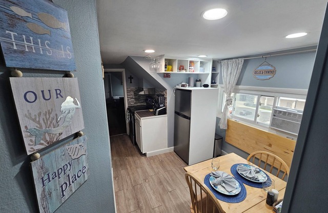 Cozy 1-bedroom condo - 1 block from the beach and AC boardwalk, next to Stockton
