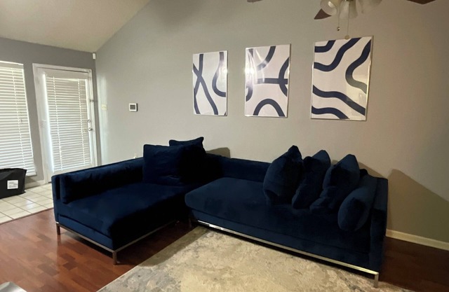 Cozy 1- bedroom condo with 2 sofas is Steps from Everything