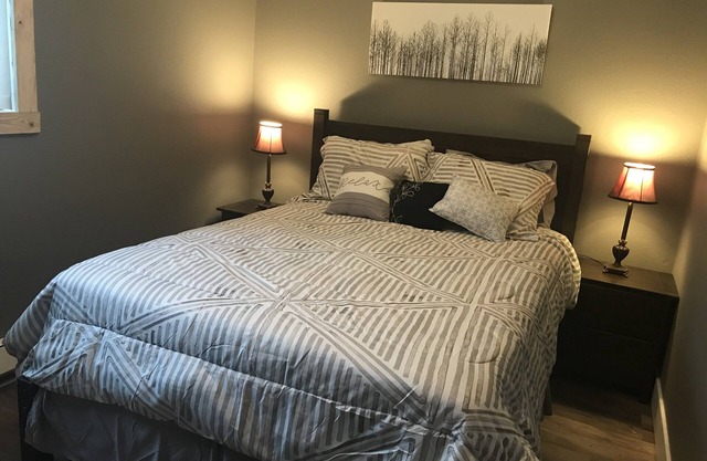 Cozy, 1 bedroom Condo, 2 Blocks from Downtown, on Ski Bus Route