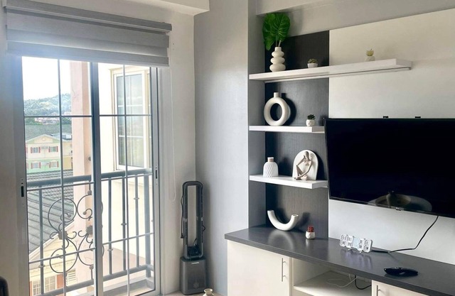 Cozy 1-bedroom condo with WiFi, rooftop pool &fitness room in pleasant Cebu City