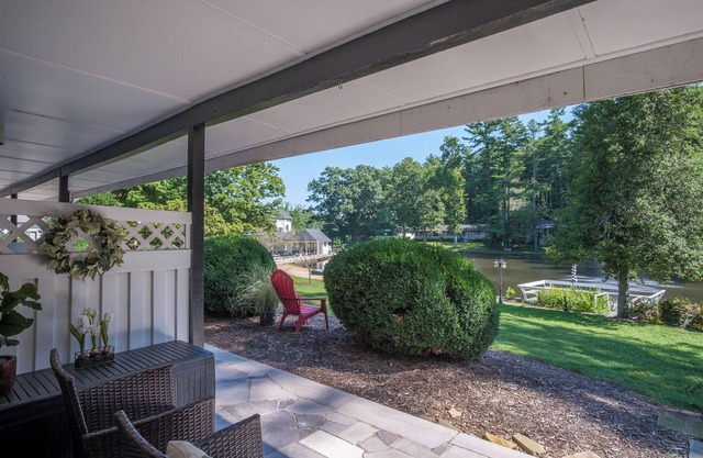 Cozy 1-bedroom condo in charming Flat Rock.