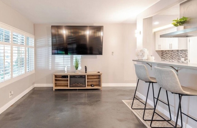 Cozy 1-bedroom condo in enjoyable Long Beach with WiFi