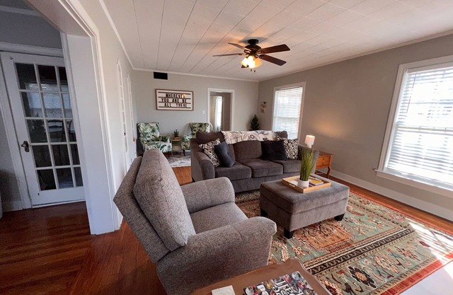 Cozy 1 Bedroom Flat in the middle of town blocks to SFA and Downtown