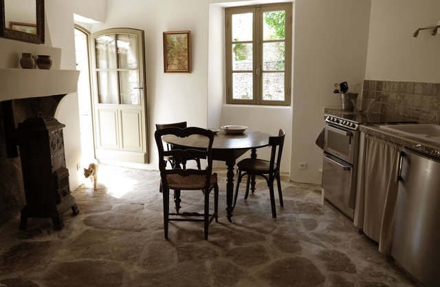 Cozy 1 bedroom house, 2 min walk from the village square in GOULT. Pet friendly