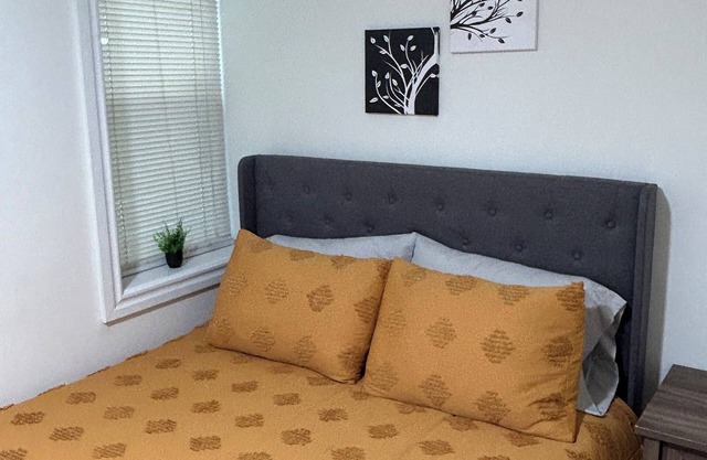 Cozy 1-bedroom house in charming Chicago with WiFi, AC, Washer/Dryer