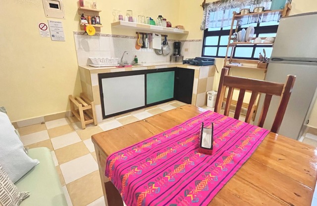 Cozy 1-bedroom apartment with AC and WiFi at 1 block from the beach