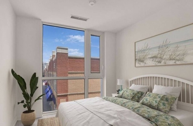 Cozy 1 bedroom plus Den with all amenities in charming Oakville
