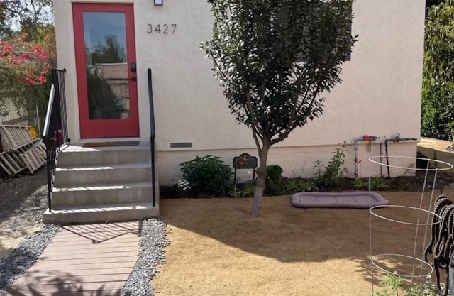 Cozy 1-bedroom Spanish bungalow in hip West Adams with WiFi, AC
