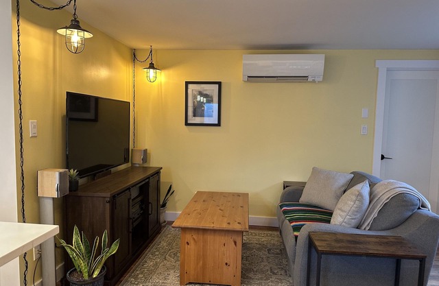 Cozy 1 bedroom suite 5 minutes from UFV and the Abbotsford Entertainment Centre.