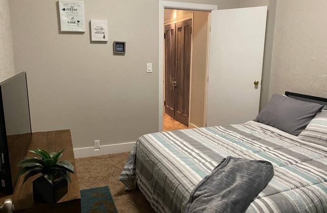 Cozy 1-bedroom townhome in beautiful Mt. Adams Cincinnati with AC, WiFi