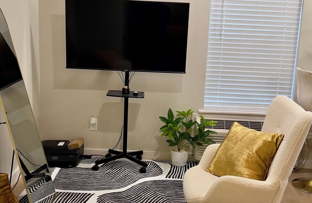 Cozy 1-bedroom with AC and WiFi in amazing Memphis downtown apartment.n