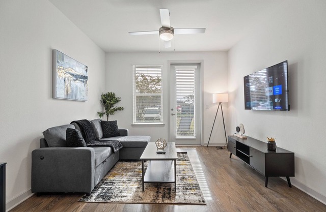 Cozy 1 BR Apt/King Bed/Pool/Gym/Close 2 Beach