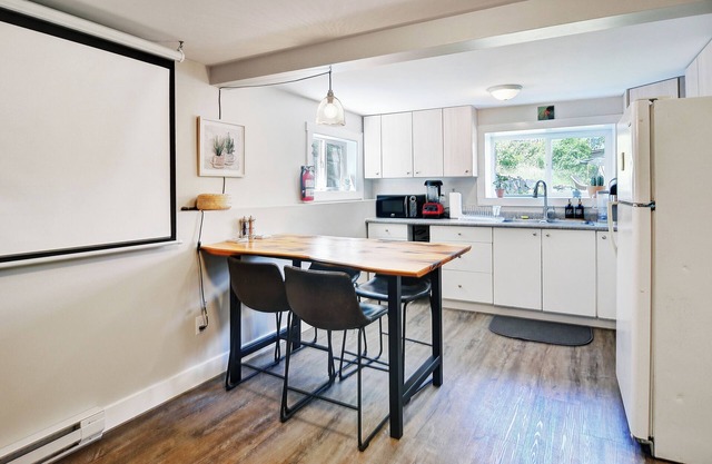 Cozy 1-BR suite with ocean views, full kitchen, projector, and garden