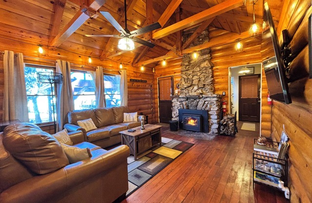 Cozy 1930s Rustic Cabin - King of Kingsn! Jacuzzi - Pet Friendly!