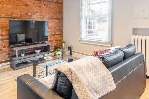Cozy 1BR Condo Unit on James Street North