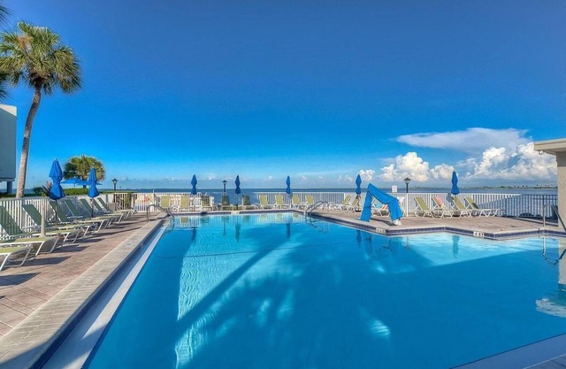 Cozy 1BR w/Pool Views & Full Kitchen