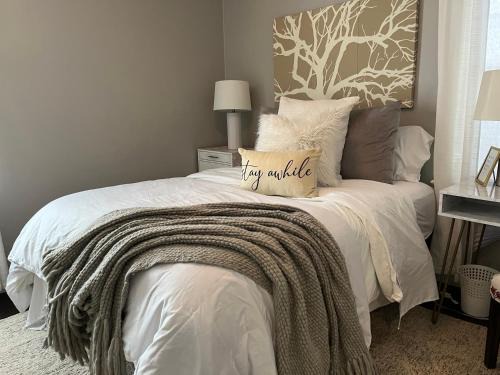 Cozy, 1st floor apartment 2bdrms Plus Semi Private room with Futon Pets with fee Family Friendly Close to Everything