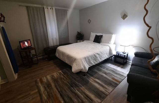 Cozy 1st flr apt near downtown riverfront