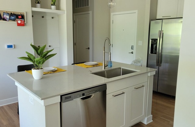 Cozy 2 BDR Apt with Pool and Gym Near RDU & RTP