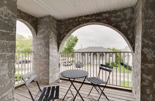 Cozy 2 BDR Condo with lovely Balcony! 1.5M to Broadway