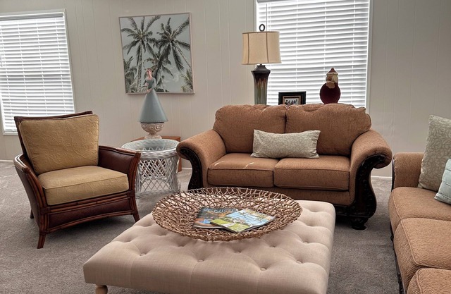 Cozy 2-bdr mobile home Venice screened lanai Renters need approval by Bay Indies