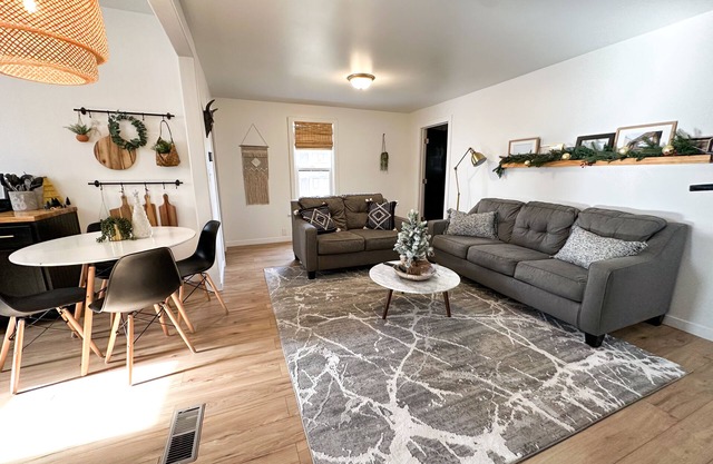Cozy 2 bed/1 bath home - Minutes from UNL & Downtown. Pet- Friendly!