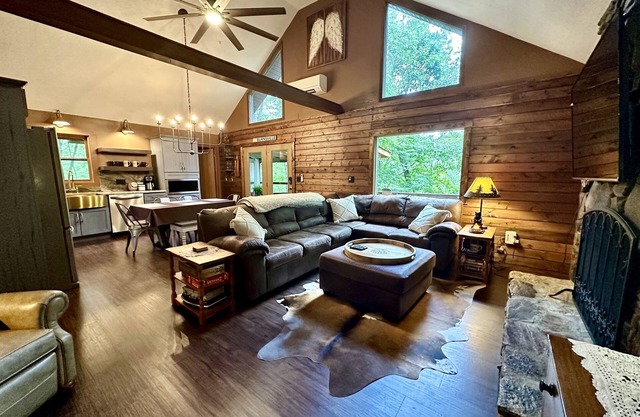 Cozy 2 bed/2 bath cabin with loft -SLEEPS 8- only 10 minutes to Town Square!