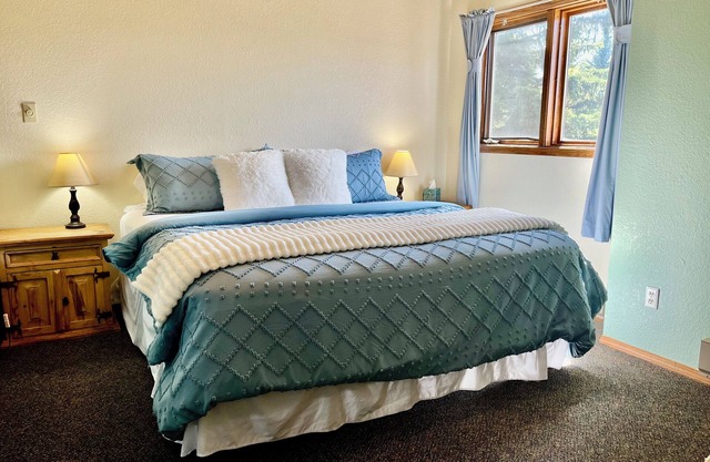 Cozy 2 Bed, 2 Bath Condo on Golf Course with Hot tub, Sauna, & Pool! Unit #3
