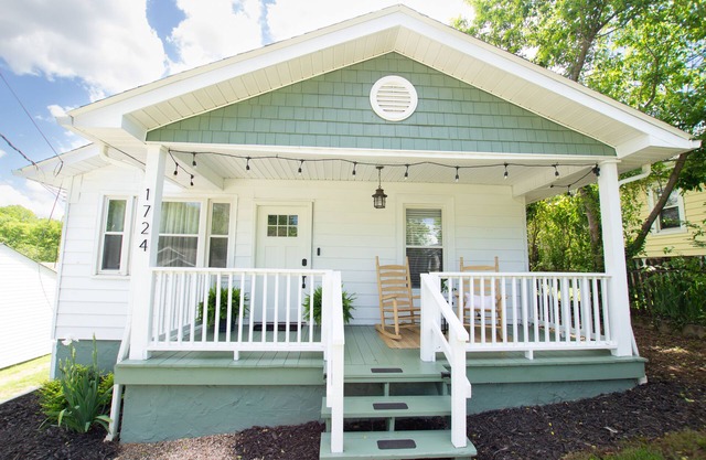 Cozy 2 Bed 2 Bath Retreat with Home Office. Near UT & DT Knoxville!