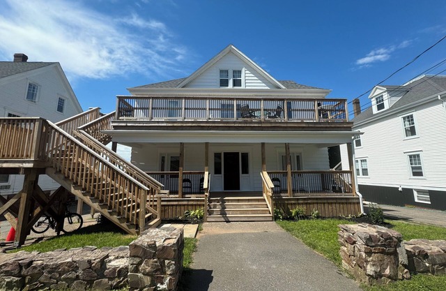 Cozy 2-Bed Apartment in Town