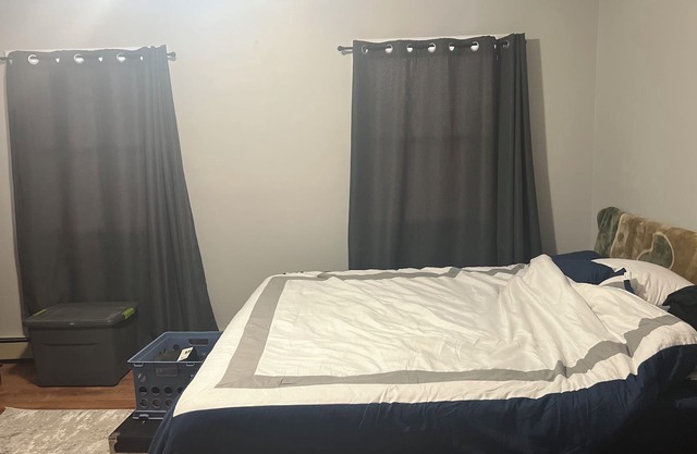 Cozy 2 Bedroom 1 bath, walking distance from Metro North.