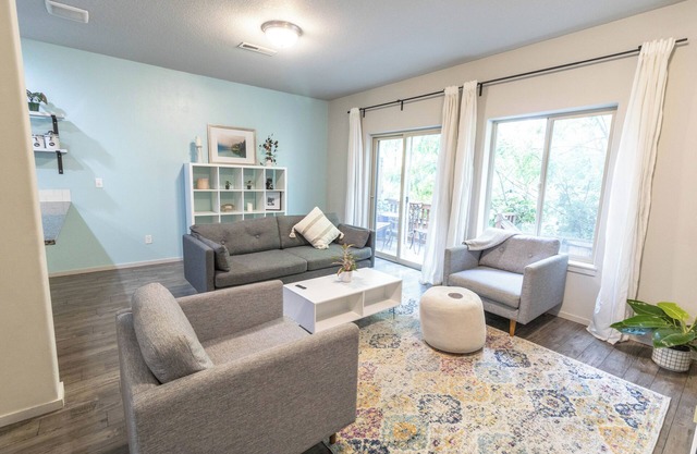 Cozy 2-bedroom, 1 office, 2.5 bathroom townhome in Vancouver with AC, WiFi,