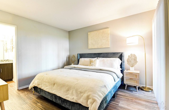 Cozy 2-bedroom apartment in Mission Viejo, close to shopping & freeway