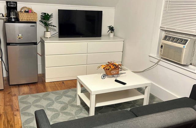 Cozy 2-Bedroom Apartment with Summer Pool Access