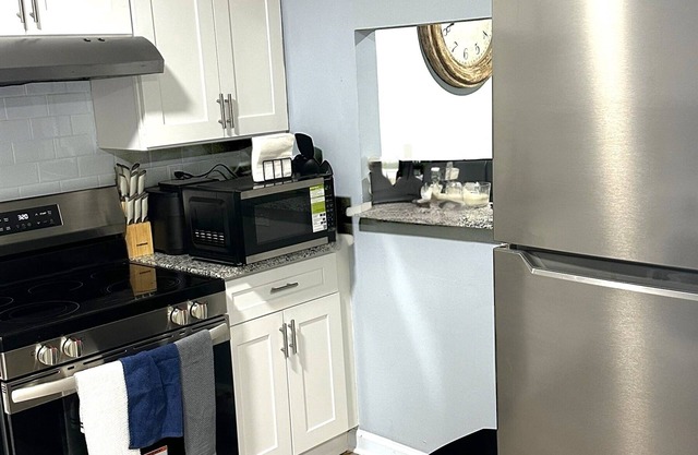 Cozy 2-bedroom apartment with WiFi, AC in tranquil Stone Mountain
