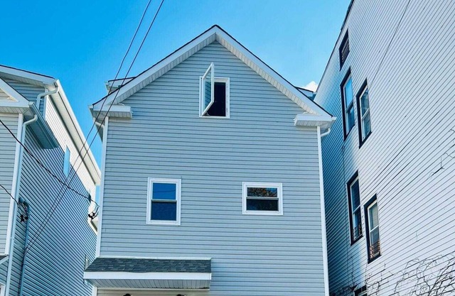 Cozy 2-bedroom apartment with WiFi, AC in Irvington