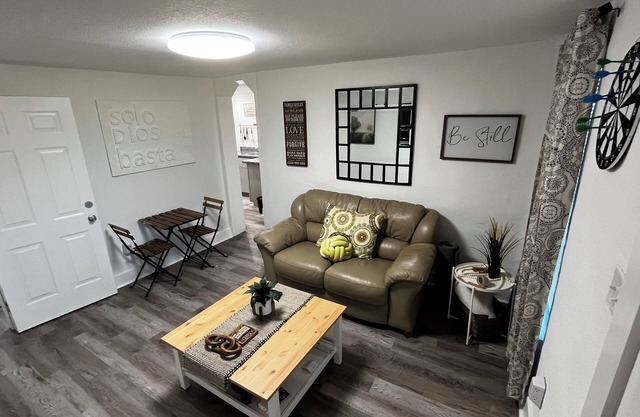 Cozy 2-bedroom apartment with WiFi and AC in downtown Orlando near All