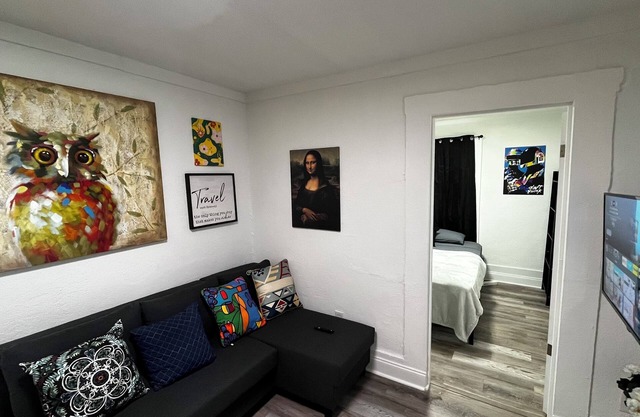 Cozy 2-bedroom apartment, Downtown Orlando with WiFi, AC and King size Bed