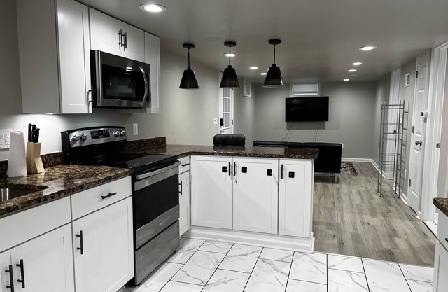 Cozy 2 bedroom apartment w/free parking