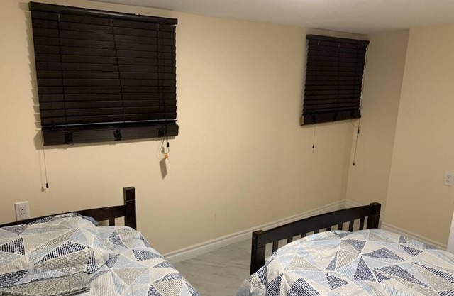 Cozy 2 bedroom apt with laundry & appliances