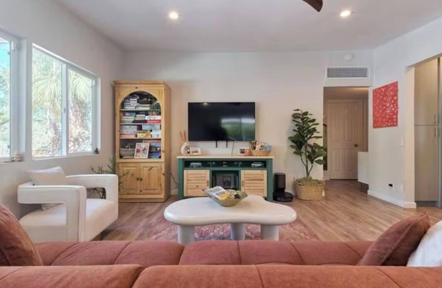 Cozy 2-bedroom bungalow in charming Cathedral City Cove