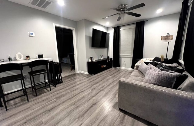 Cozy 2-bedroom bungalow with AC, WiFi in Columbia near Fort Jackson