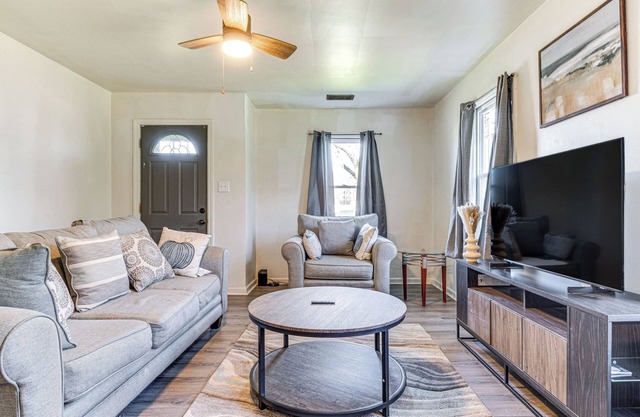 Cozy 2-bedroom bungalow with WiFi and AC in delightful Muncie