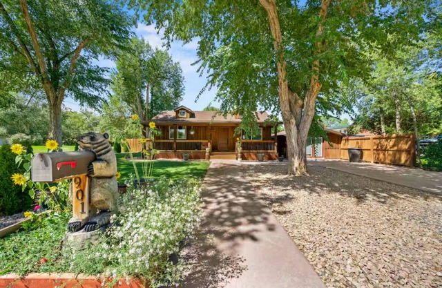 Cozy 2-bedroom cabin close to Montrose Hospital