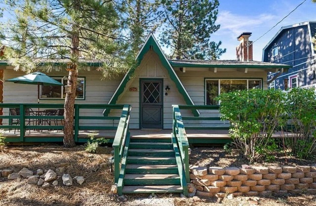 Cozy 2-bedroom cabin in beautiful Big Bear with Spa & Fireplace, Walk to shops