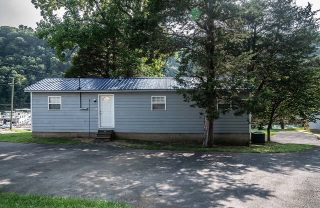 Cozy 2-bedroom cabin in delightful Albany on Dale Hollow Lake/w Slip #21